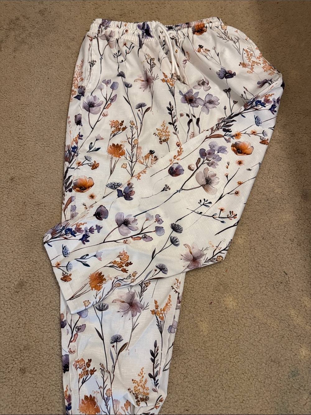 Lady’s long crop pants in flowered pattern. 
Never worn.